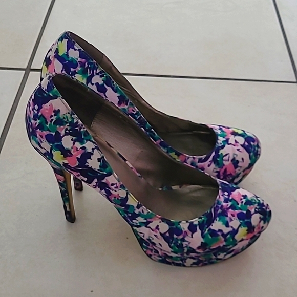 Multicolor Michael Antonio Pumps.💙🤍 - Picture 2 of 4